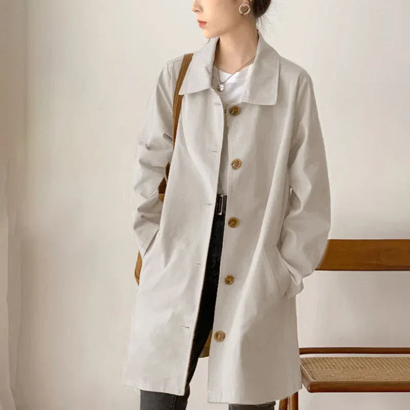 Dames Trenchcoat – Enkelrijig, Met Reverskraag en Knielengte Pasvorm