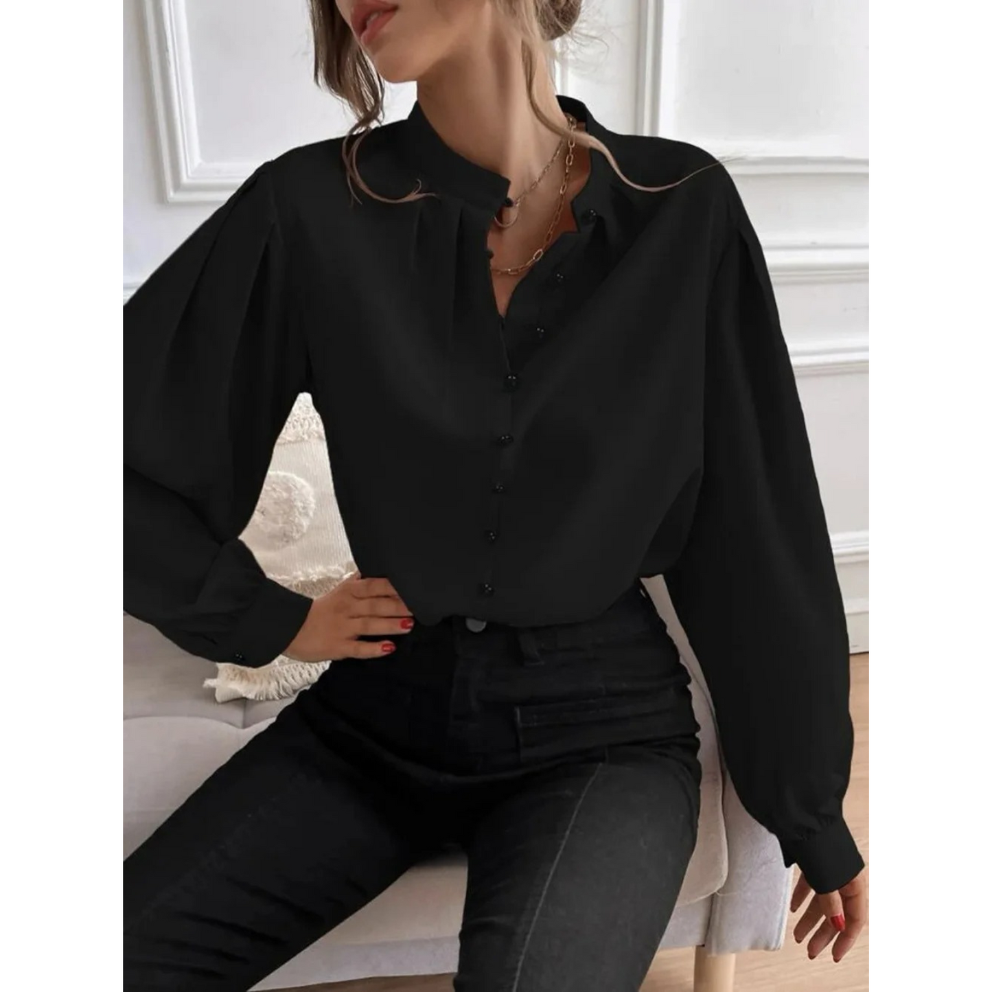 Emma | Witte elegante gebloemde damesblouse met omslagkraag in de kleur Zwart voor dames in stijl ideaal voor de herfst.