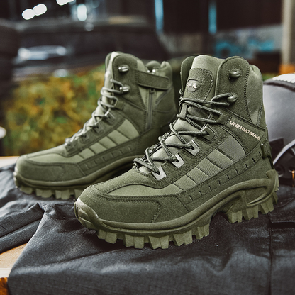 Stap vol vertrouwen de koude dagen tegemoet met deze stoere militaire winterlaarzen voor dames, genaamd Femke. Gemaakt van pluche en katoen voor ultieme warmte en comfort, met een stevige constructie, luxe voering, uitstekende grip en ondersteuning - ideaal voor stedentrips en stevige wandelingen tijdens de wintermaanden.