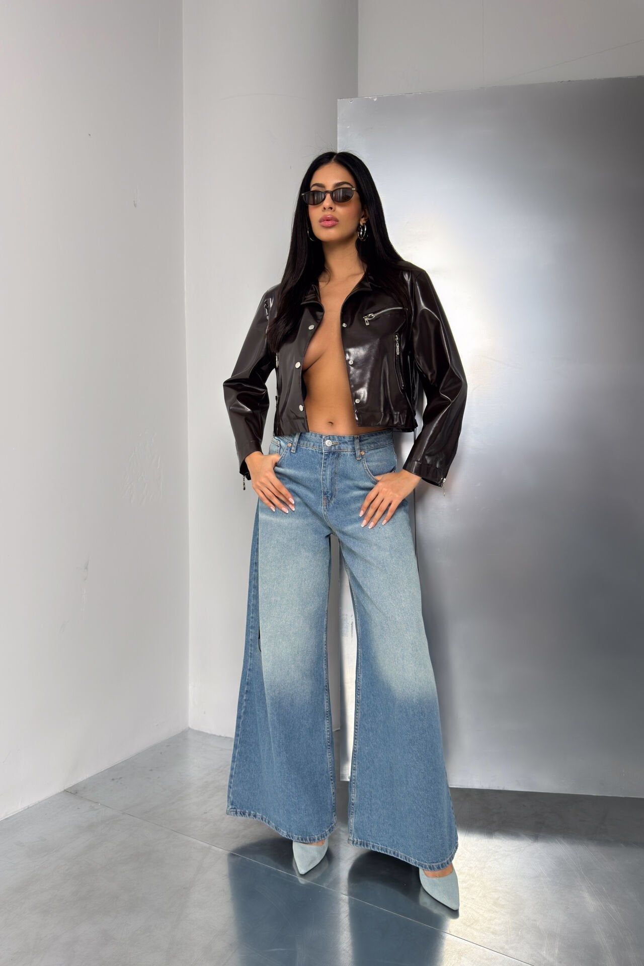 Leren Jas Cropped met Wijde Jeans voor Stoere Streetwear Look - Mode Vibes
