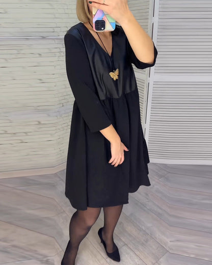 Jurk met V-hals en patchwork in de kleur Zwart voor dames in stijl ideaal voor de herfst.