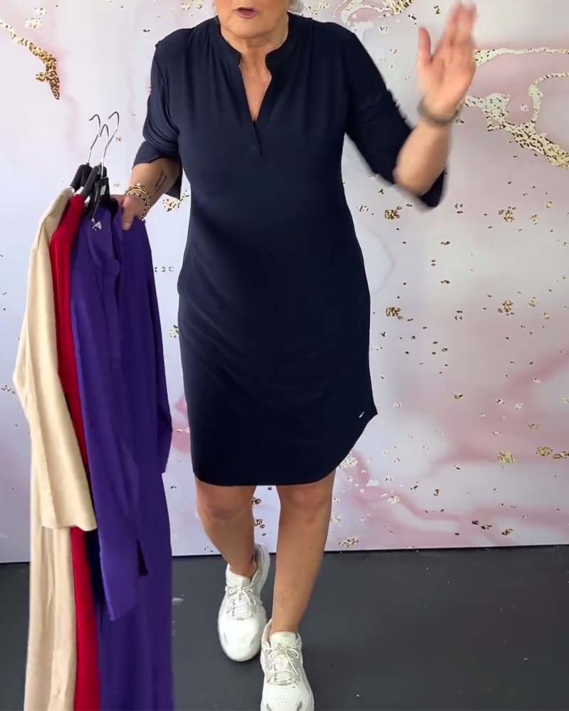 Laurynn | Jurk in effen kleur met V-hals in de kleur Marineblauw voor dames in Formal stijl ideaal voor de lente.