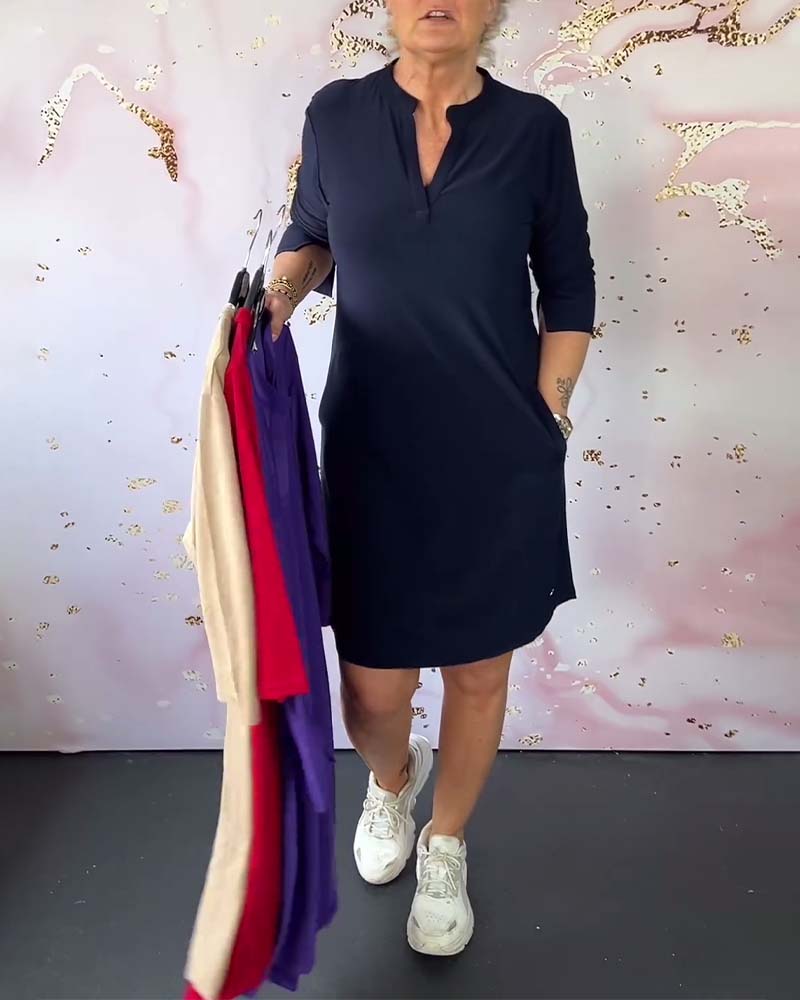 Laurynn | Jurk in effen kleur met V-hals in de kleur Marineblauw voor dames in Formal stijl ideaal voor de lente.
