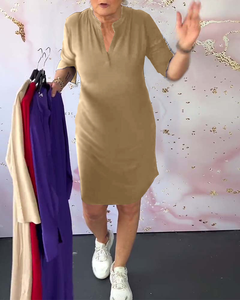 Laurynn | Jurk in effen kleur met V-hals in de kleur Marineblauw voor dames in Formal stijl ideaal voor de lente.