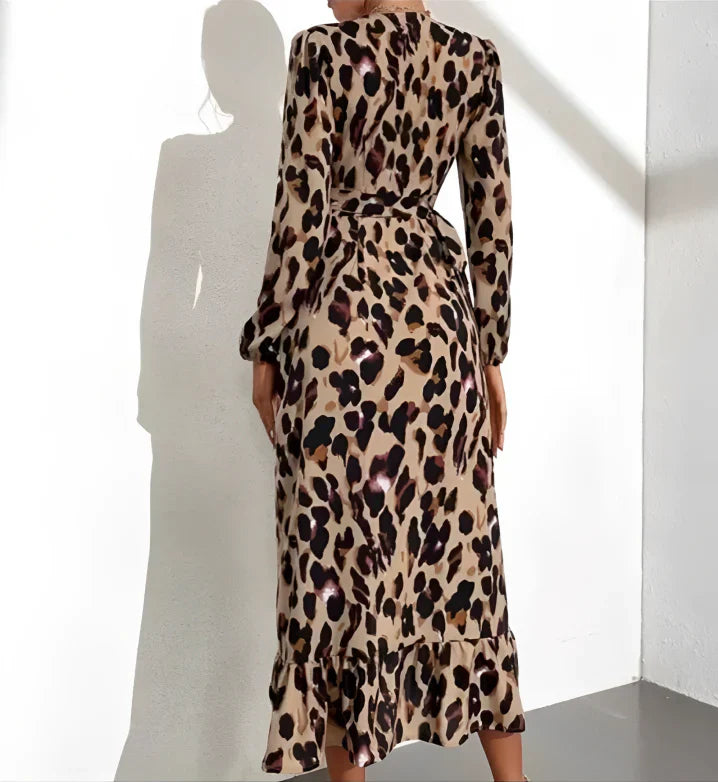 Leila | V-hals jurk met luipaardprint in de kleur Luipaard voor dames in stijl ideaal voor de lente.