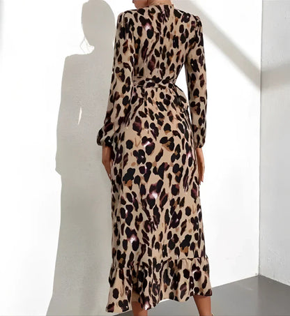Leila | V-hals jurk met luipaardprint in de kleur Luipaard voor dames in stijl ideaal voor de lente.