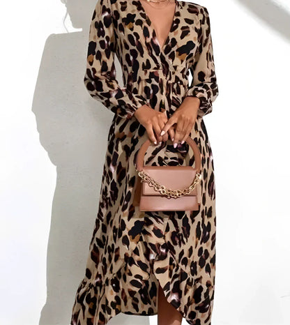 Leila | V-hals jurk met luipaardprint in de kleur Luipaard voor dames in stijl ideaal voor de lente.