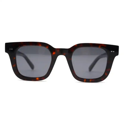 Lex | Zonnebril met donkere glazen in de kleur Lava voor heren in stijl ideaal voor de lente.
