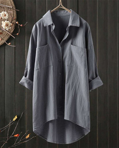 Deze blouse is een stijlvolle toevoeging aan elke outfit. Met een losvallende pasvorm en lange mouwen biedt deze blouse comfort en elegantie in één. Gemaakt van katoen en linnen, geschikt voor zowel informele als zakelijke gelegenheden.