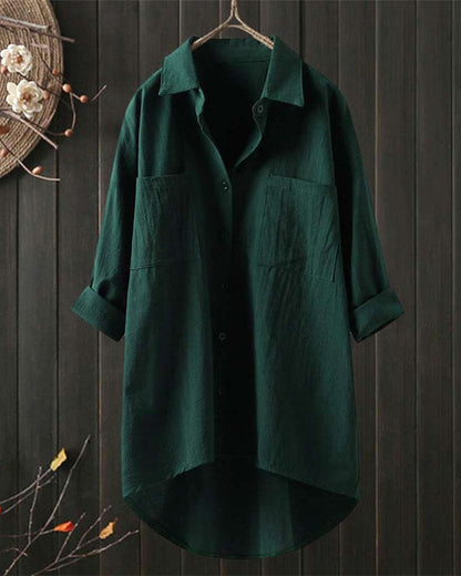 Deze blouse is een stijlvolle toevoeging aan elke outfit. Met een losvallende pasvorm en lange mouwen biedt deze blouse comfort en elegantie in één. Gemaakt van katoen en linnen, geschikt voor zowel informele als zakelijke gelegenheden.