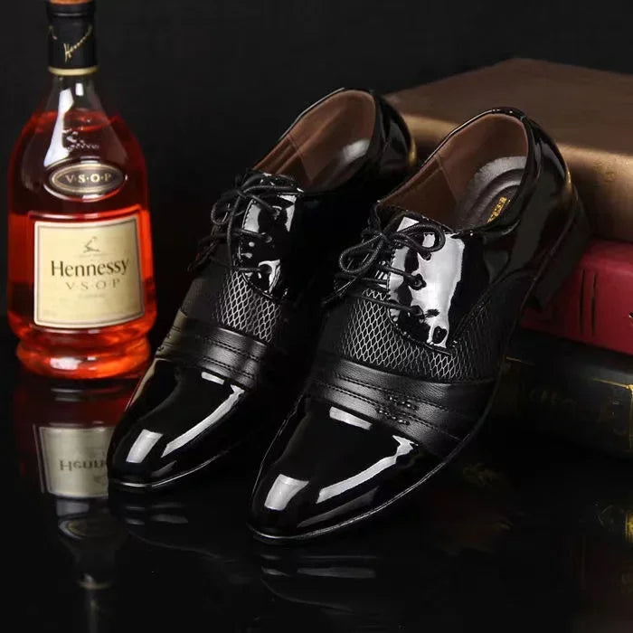 Matthijs | Grote formele lakschoenen in de kleur Zwart voor heren in stijl geschikt voor alle seizoenen.