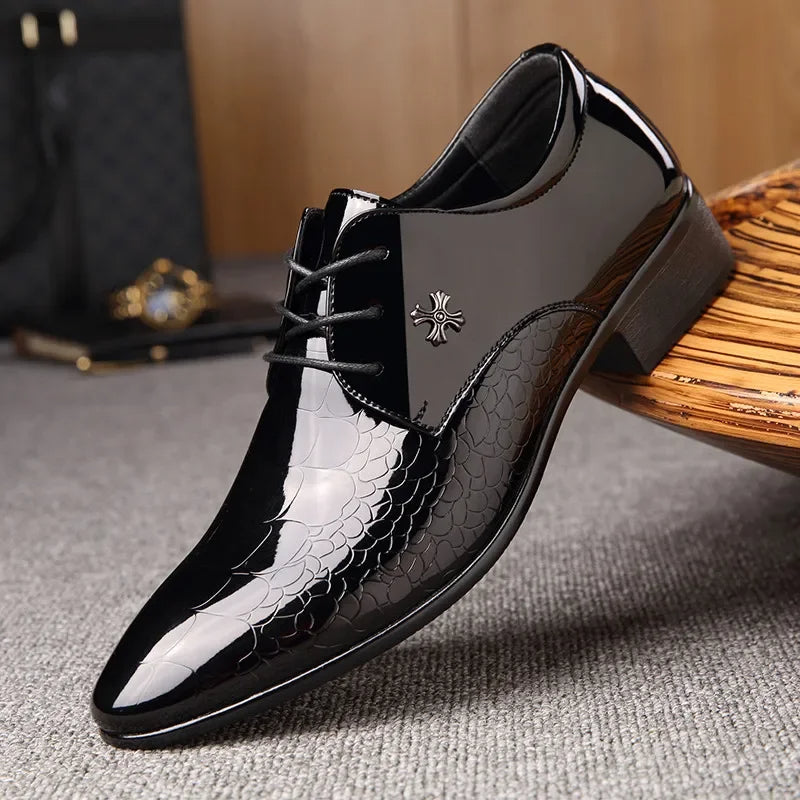 Matthijs | Grote formele lakschoenen in de kleur Zwart voor heren in stijl geschikt voor alle seizoenen.