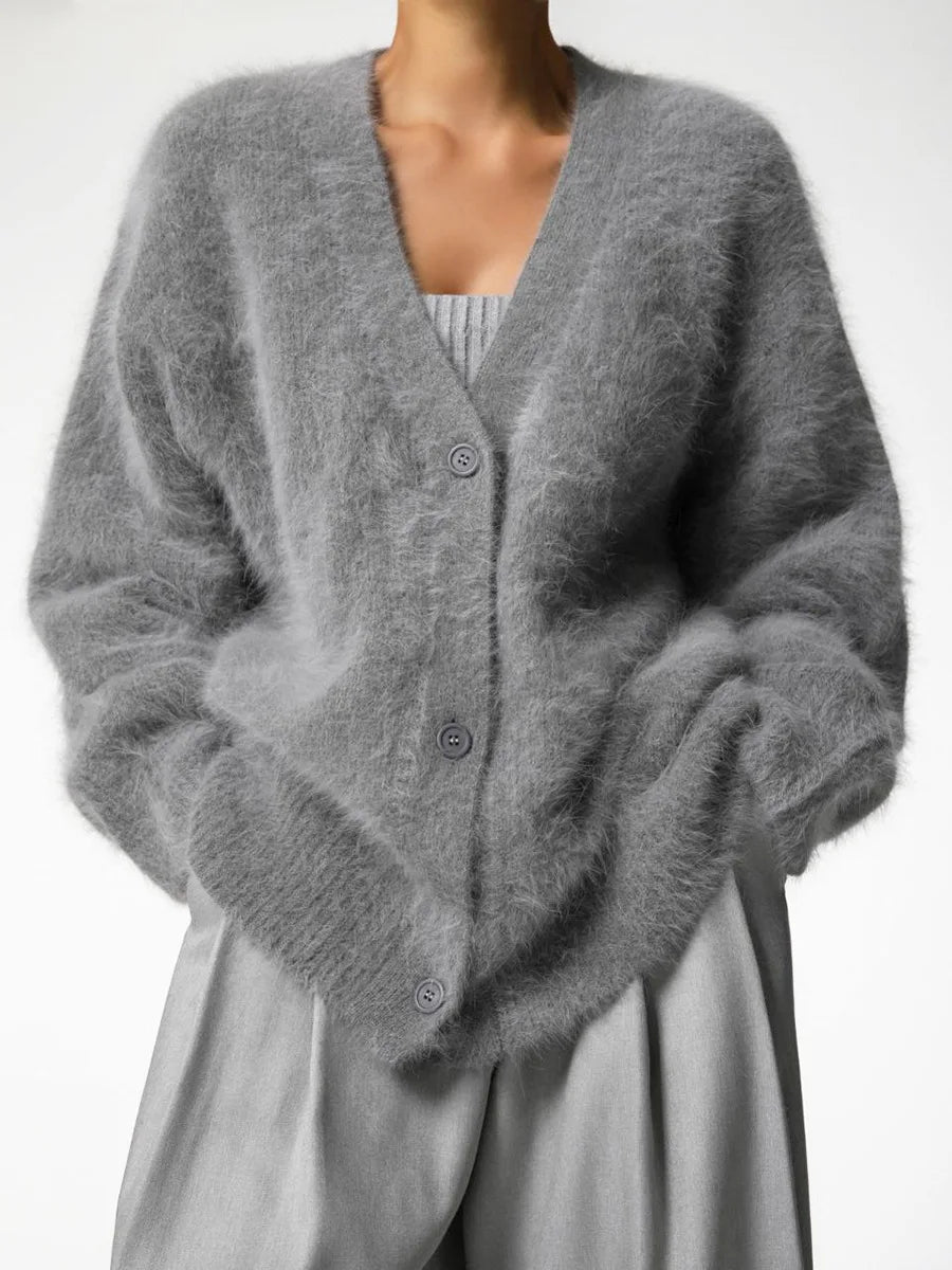 Zacht en fluffy vest uit onze betoverende Mila collectie. Dit vest combineert comfort en stijl in een trendy ontwerp dat zowel je lichaam als geest omarmt. Met zachte stoffen en een modieuze uitstraling zorgt dit vest voor warmte en elegantie in elke situatie. Perfect voor elke gelegenheid. Maattabel beschikbaar.