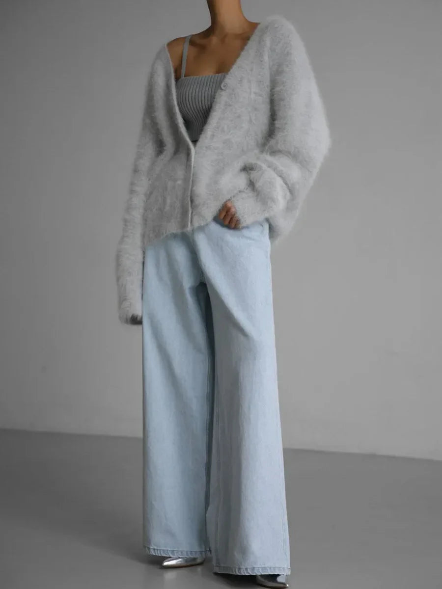 Zacht en fluffy vest uit onze betoverende Mila collectie. Dit vest combineert comfort en stijl in een trendy ontwerp dat zowel je lichaam als geest omarmt. Met zachte stoffen en een modieuze uitstraling zorgt dit vest voor warmte en elegantie in elke situatie. Perfect voor elke gelegenheid. Maattabel beschikbaar.