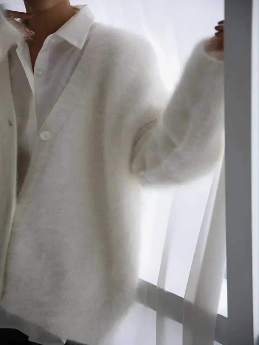 Zacht en fluffy vest uit onze betoverende Mila collectie. Dit vest combineert comfort en stijl in een trendy ontwerp dat zowel je lichaam als geest omarmt. Met zachte stoffen en een modieuze uitstraling zorgt dit vest voor warmte en elegantie in elke situatie. Perfect voor elke gelegenheid. Maattabel beschikbaar.