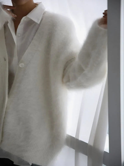 Zacht en fluffy vest uit onze betoverende Mila collectie. Dit vest combineert comfort en stijl in een trendy ontwerp dat zowel je lichaam als geest omarmt. Met zachte stoffen en een modieuze uitstraling zorgt dit vest voor warmte en elegantie in elke situatie. Perfect voor elke gelegenheid. Maattabel beschikbaar.