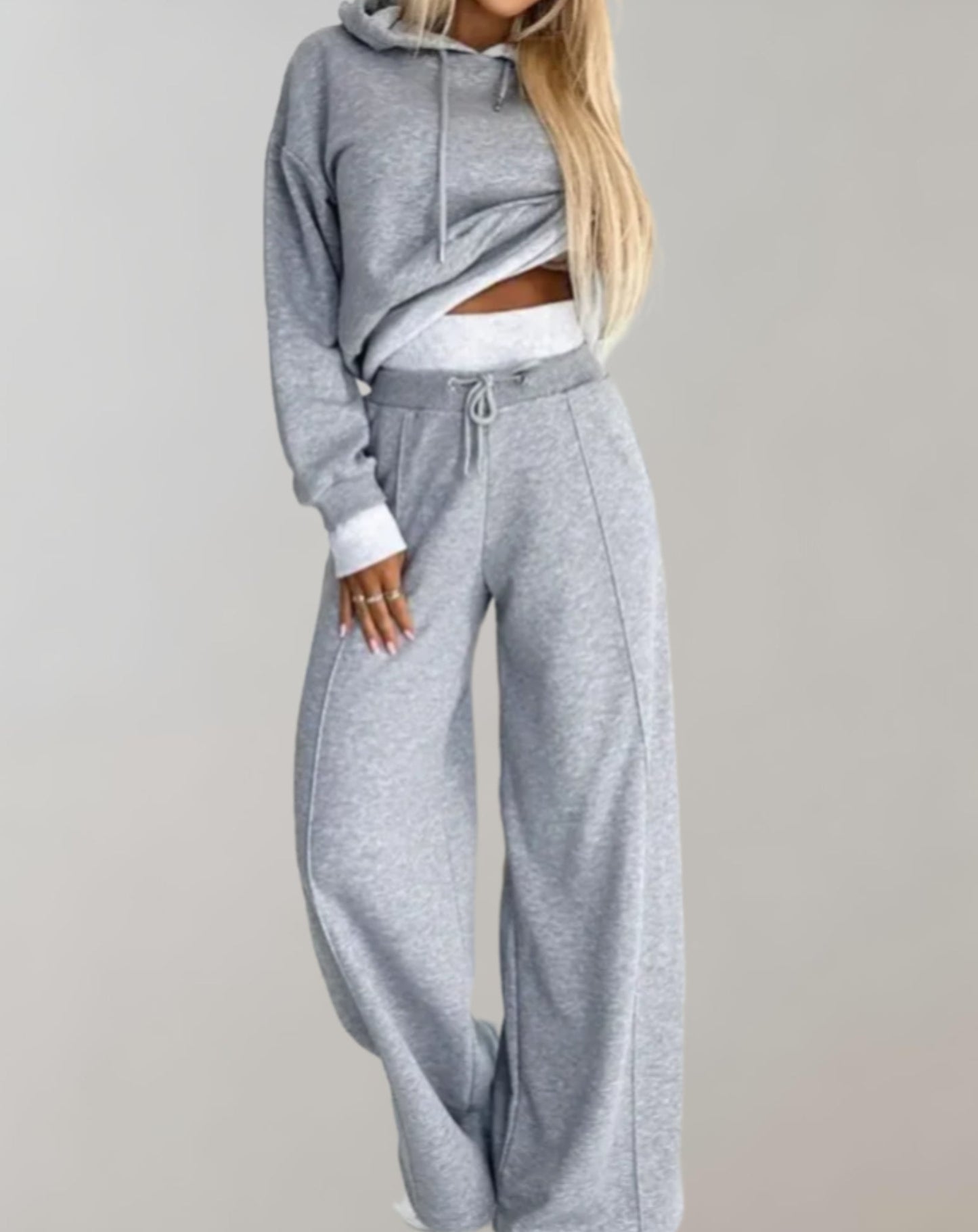 Nina | 2-delige set: trui met capuchon en broek met wijde pijpen in de kleur Grijs voor dames in stijl ideaal voor de lente.