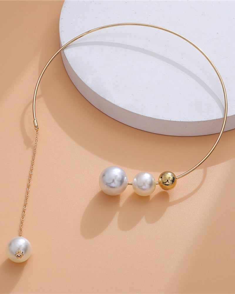 Nina | Claviculeketting met nep parel in de kleur Goud voor dames in stijl geschikt voor alle seizoenen.