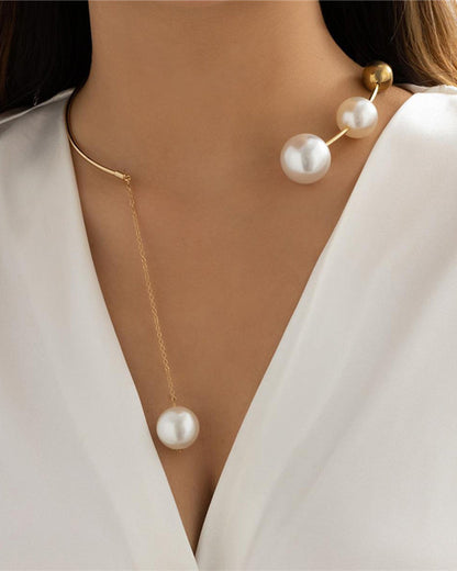 Nina | Claviculeketting met nep parel in de kleur Goud voor dames in stijl geschikt voor alle seizoenen.