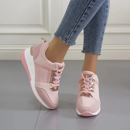 Sneakers met Sleehak en Metallic Details