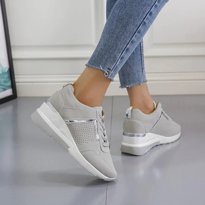 Sneakers met Sleehak en Metallic Details