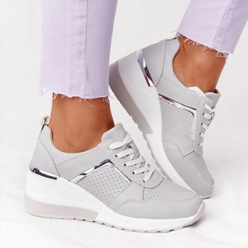 Sneakers met Sleehak en Metallic Details