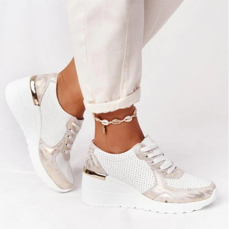 Sneakers met Sleehak en Metallic Details