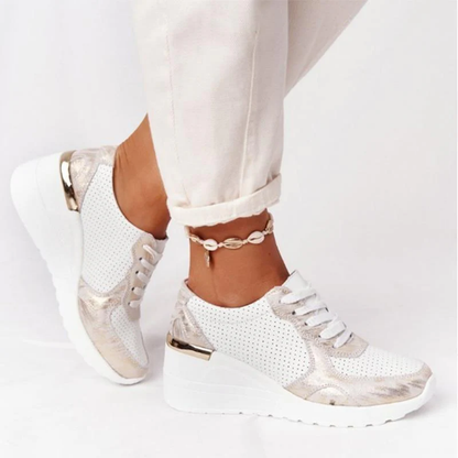 Sneakers met Sleehak en Metallic Details