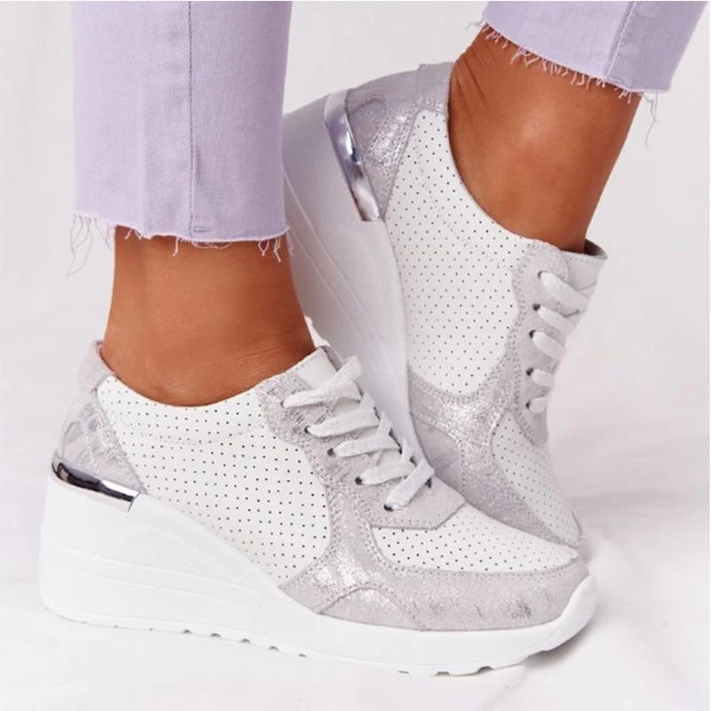 Sneakers met Sleehak en Metallic Details