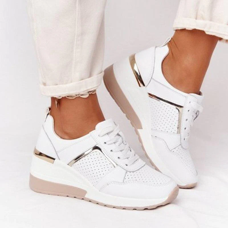 Sneakers met Sleehak en Metallic Details