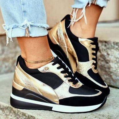 Sneakers met Sleehak en Metallic Details