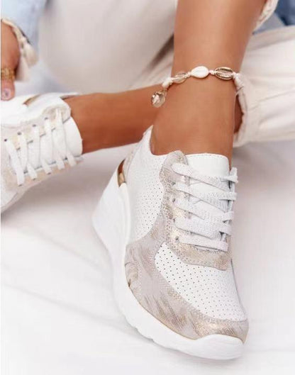 Sneakers met Sleehak en Metallic Details