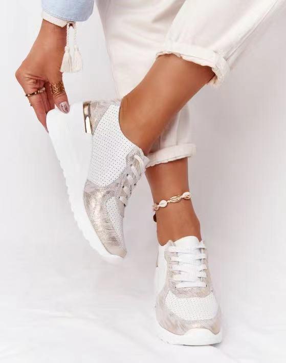 Sneakers met Sleehak en Metallic Details
