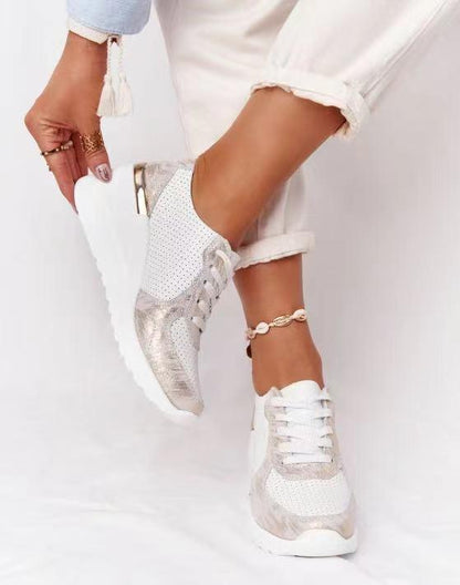 Sneakers met Sleehak en Metallic Details
