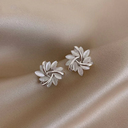 Gouden Oorknopjes met Opalen Bloem Design