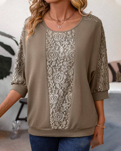 Relaxte top met kanten patchwork in de kleur Bruin voor dames in Lounge stijl ideaal voor de herfst.