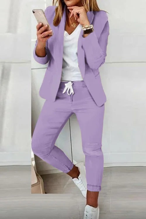 Vrouwelijke Blazer Ensemble met BroekEMPLARY<|start_header_id|>assistant<|end_header_id|>

Dames Blazer Set met Lange Mouwen en Broek