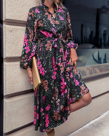 Yara | Jurk met bloemenprint en V-hals in de kleur Bloemen voor dames in stijl ideaal voor de herfst.