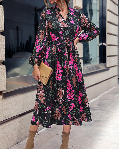 Yara | Jurk met bloemenprint en V-hals in de kleur Bloemen voor dames in stijl ideaal voor de herfst.