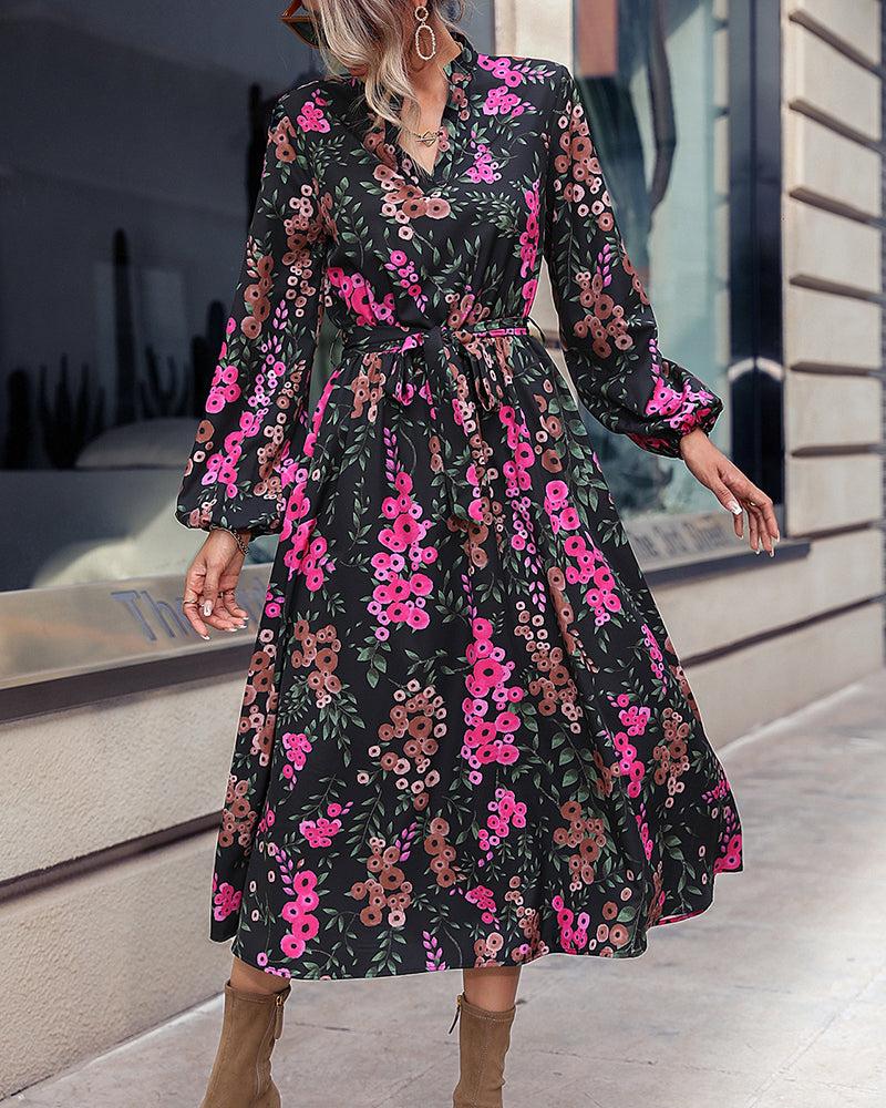 Yara | Jurk met bloemenprint en V-hals in de kleur Bloemen voor dames in stijl ideaal voor de herfst.