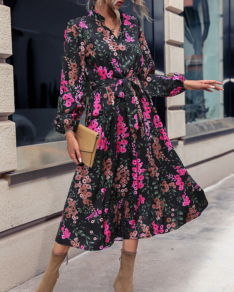Yara | Jurk met bloemenprint en V-hals in de kleur Bloemen voor dames in stijl ideaal voor de herfst.