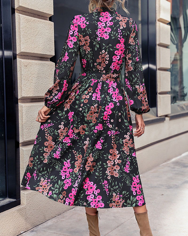 Yara | Jurk met bloemenprint en V-hals in de kleur Bloemen voor dames in stijl ideaal voor de herfst.